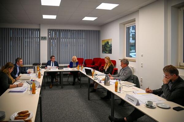 Unter der Leitung von Landrat Christoph Schauder (3. von links) und Dezernentin Ursula Mhleck (4. von links) tagte der ELR-Koordinierungsausschuss. Dem Ausschuss gehren Vertreter des Regierungsprsidiums, der Stdte und Gemeinden sowie des Landkreises an.
