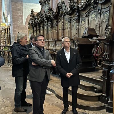 Landrat Christoph Schauder und Staatssekretär Dr. Patrick Rapp besichtigen die Klosterkirche in Bronnbach.