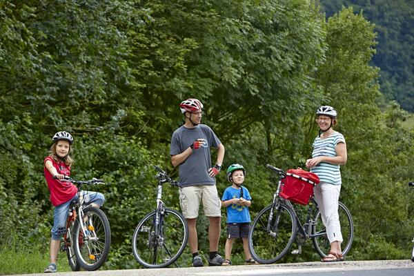 Familie bei einer Rast auf ihrer Radtour: Die Fnf-Sterne-Wertung fr den Radweg-Klassiker soll verteidigt werden.