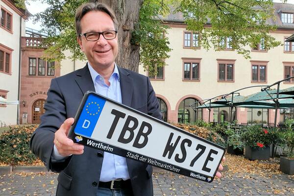 Wirtschaftsfrderer Jrgen Strahlheim will mit der Marke "Stadt der Weltmarktfhrer" weiter punkten - etwa mit einem Kennzeichenhalter.