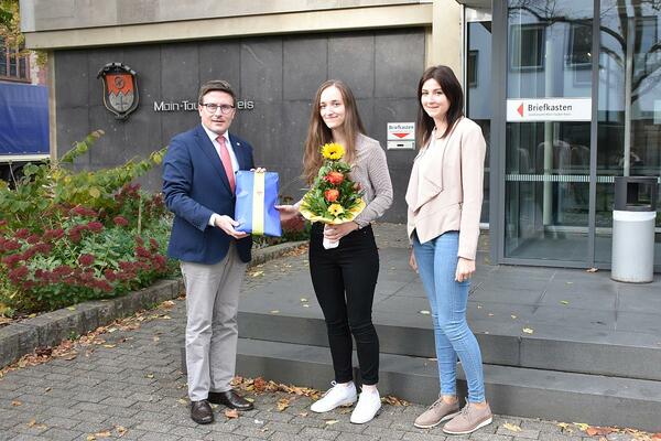 Beste Auszubildende im Regierungsbezirk Stuttgart geehrt: Landrat Christoph Schauder (links) gratuliert Tabea Erzgraber (Mitte) zu ihrem herausragenden Ergebnis, auch Ausbildungsleiterin Ann-Katrin Blatz (rechts) freute sich ber den Erfolg.