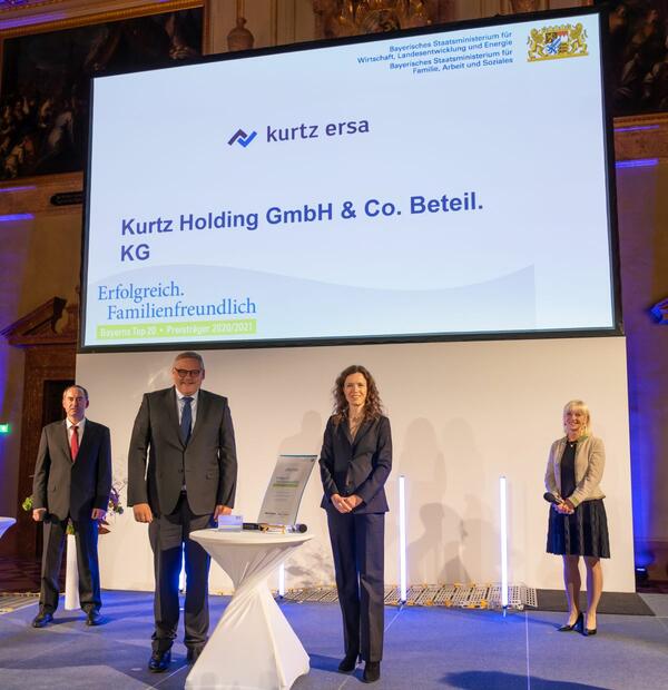 HR-Managerin Judith Seindl und Kurtz Ersa-CFO Thomas Mhleck (beide im Vordergrund) bei der Auszeichnung