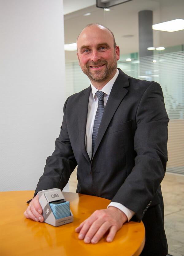 Michael Knoblauch mit dem Produkt QYOUB - ein kleiner und nachhaltiger Putzwrfel fr Smartphones und Tablets