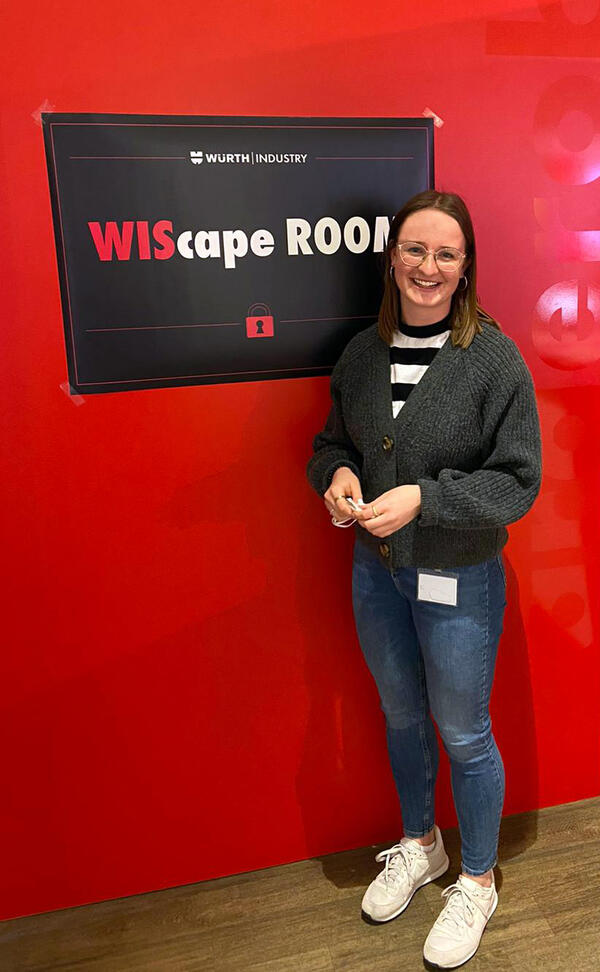 Mit WIScape die Wrth Industrie Service spielerisch kennenlernen und entdecken (Lisa Ulsamer, Duale Studentin Bachelor of Arts BWL - Digital Business Management, und Mitglied der Projektgruppe WIScape)