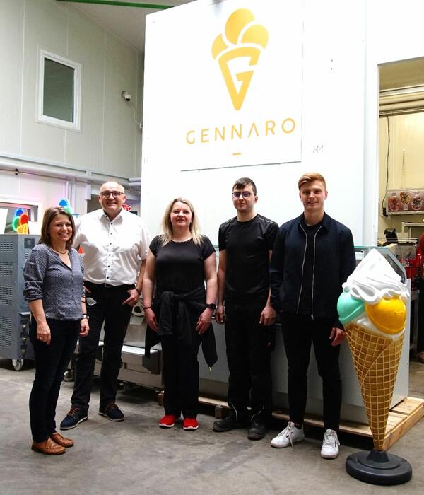 Brgermeister Schreglmann und Hauptamtsleiterin Hickl-Seitz mit den Inhabern des Familienunternehmen Gennaro-Eis