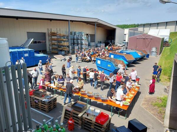 Ganz authentisch und rustikal im Hinterhof des Firmengelndes feierten die Beschftigten der Systemair GmbH bei einem Grillfest den Rekordumsatz.