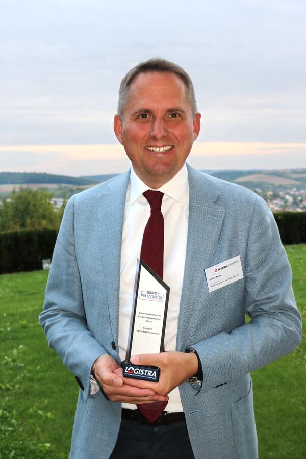Stefan Reuss, Geschftsfhrer Digital Business Development & Innovation der Wrth Industrie Service, mit der Auszeichnung