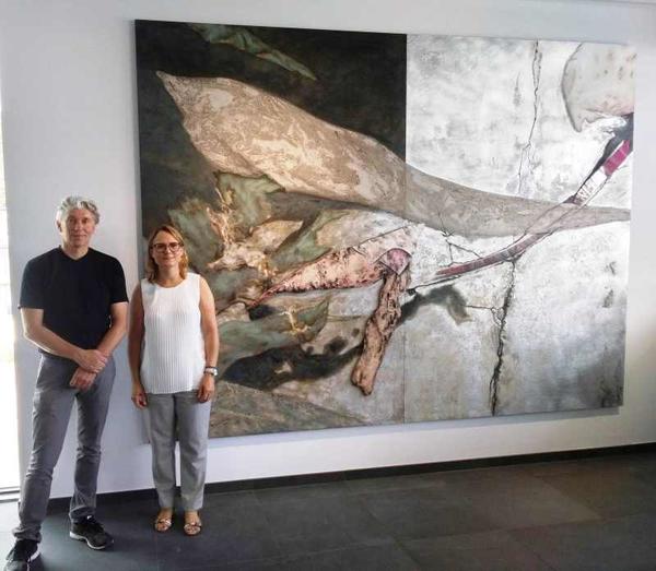 Knstler Johannes Schwab und Geschftsfhrerin Andrea Althaus vor dem Kunstwerk "Passing Ganymed"