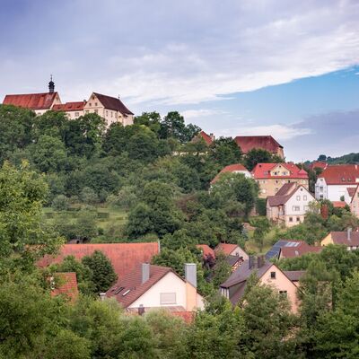 Blick auf Schloss Haltenbergstetten